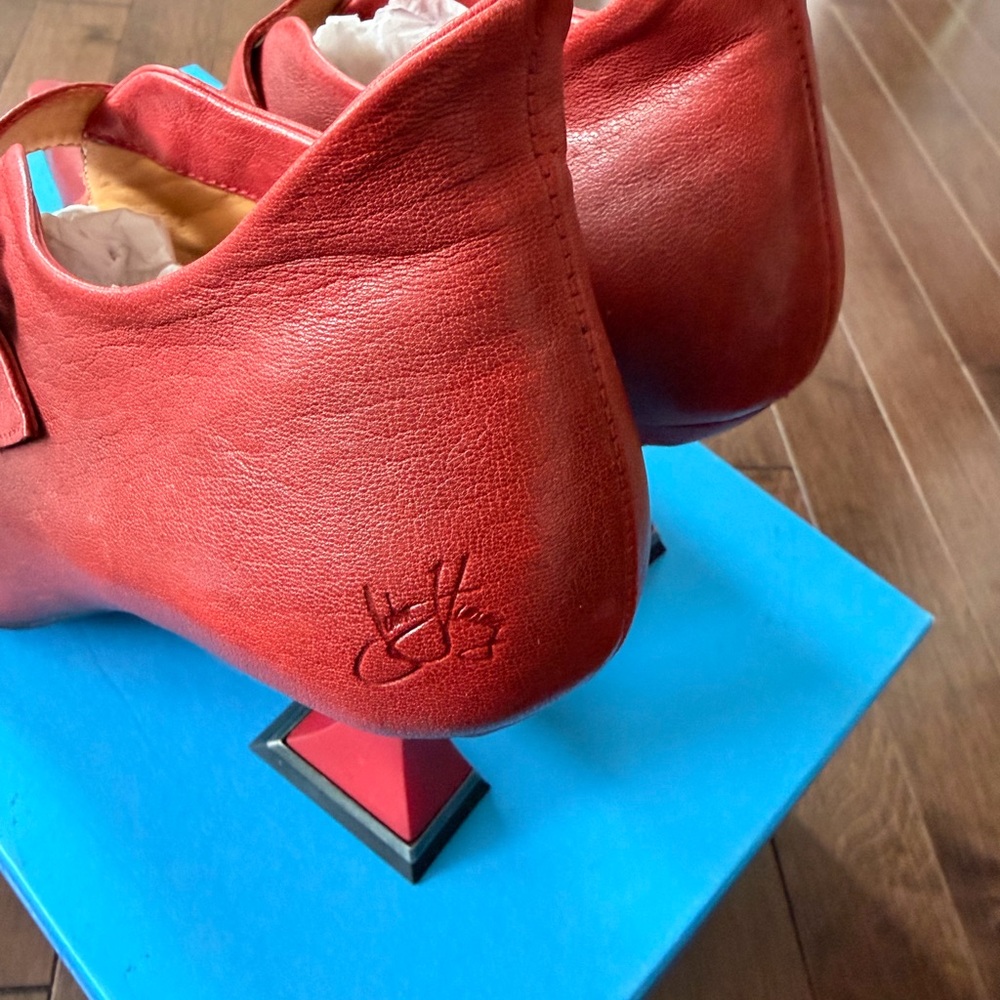 NWT John Fluevog Fantine  Pointed Mary Jane Heels with Decorative Skull Buckle - Picture 3 of 10